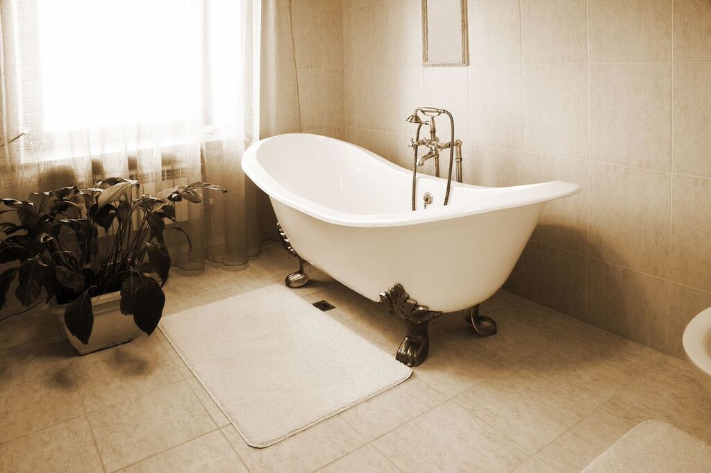 claw footed bathtub
